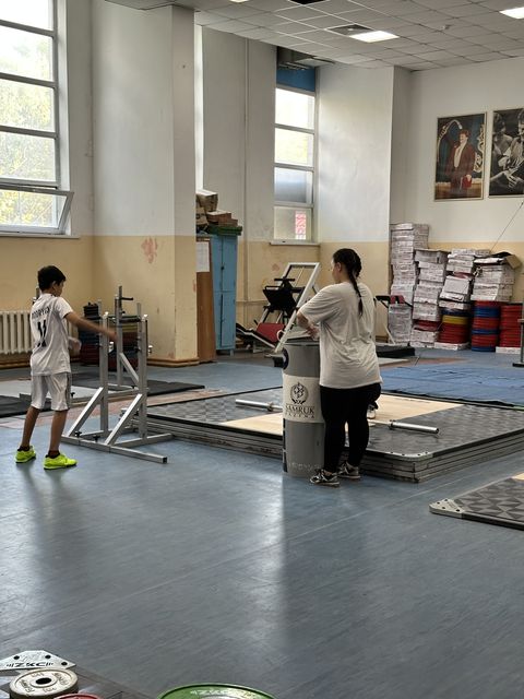 Тренировка юных спортсменов сборной на помосте